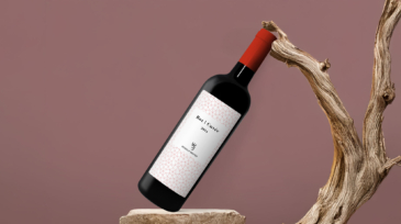 Darstellung einer Rotwein-Flasche mit neu gestalteten Etiketten für das Weingut Bremer