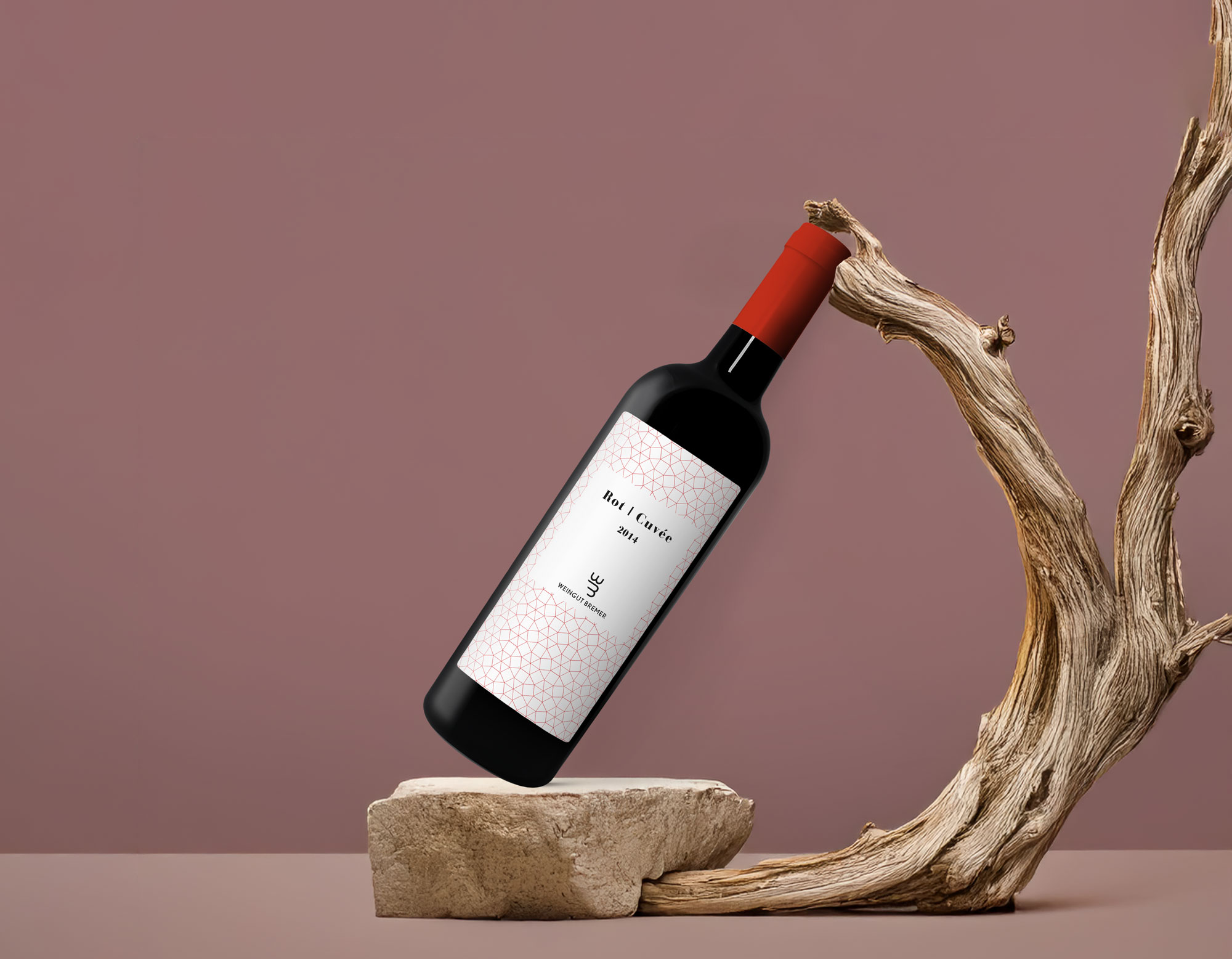 Darstellung einer Rotwein-Flasche mit neu gestalteten Etiketten für das Weingut Bremer