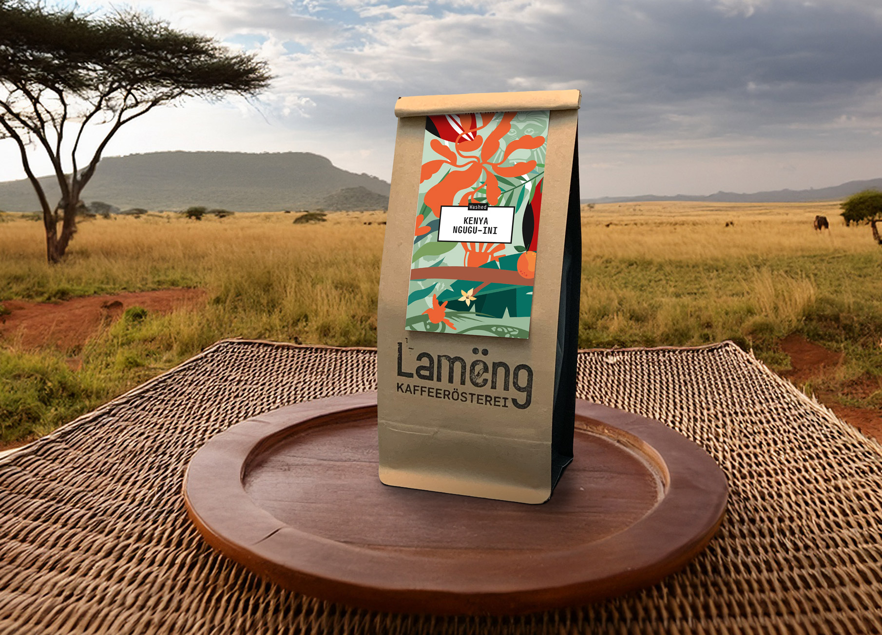 Etikett für den Kenya-Kaffee der Kaffeerösterei Lameng aus Düsseldorf Unterrath – inszeniert als Mockup vor einer kenianischen Landschaft, gestaltet von Studio Robin Frank