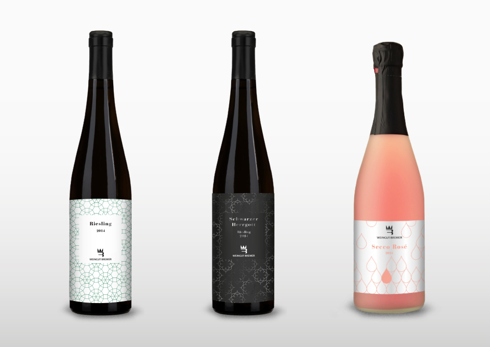 Darstellung von drei Flaschen mit neu gestaltetem Etikett für das Weingut Bremer