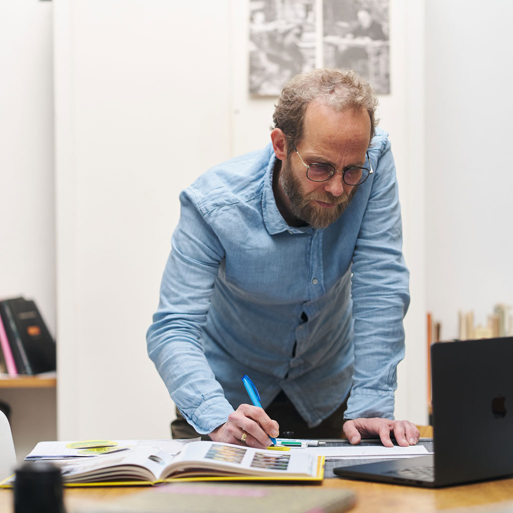 Foto von Robin Frank bei der Arbeit in seinem Studio – by Constantin Ranke Fotografie