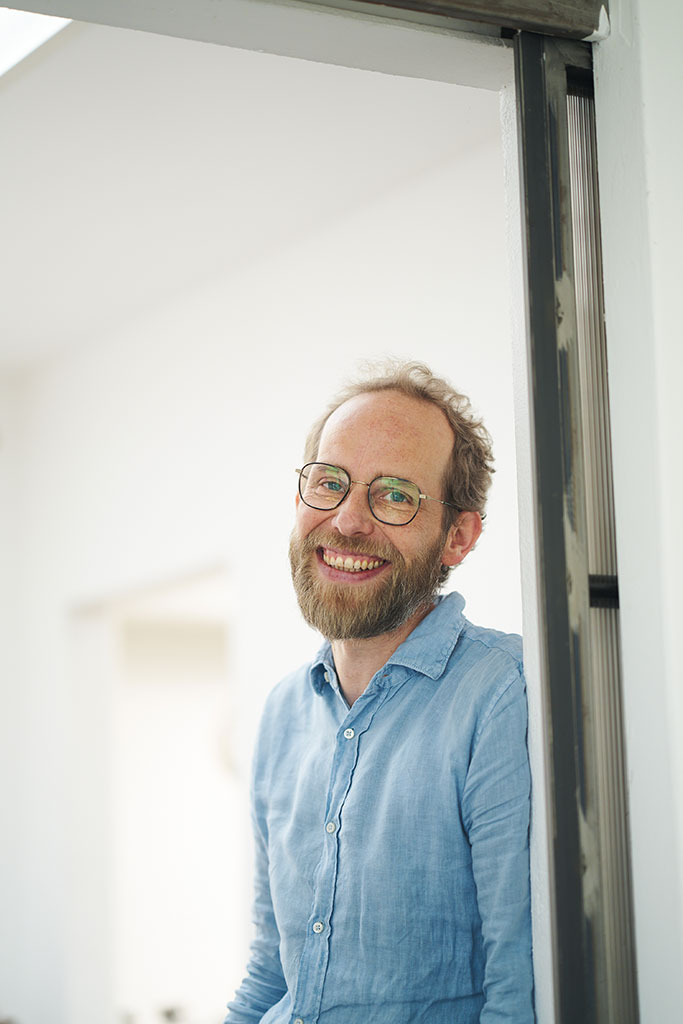 Portrait-Foto von Robin Frank in seinem Studio – by Constantin Ranke Fotografie